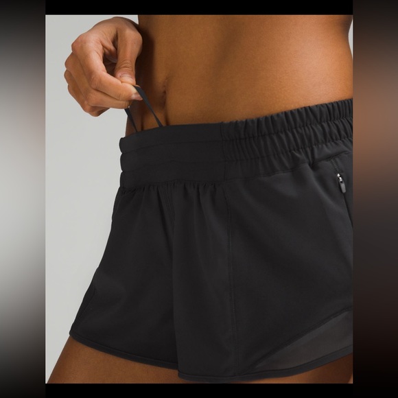 LULULEMON SIZE 4 HOTTY HOT BLACK SHORTS 2.5 LENGTH LOW RISE - Picture 4 of 6